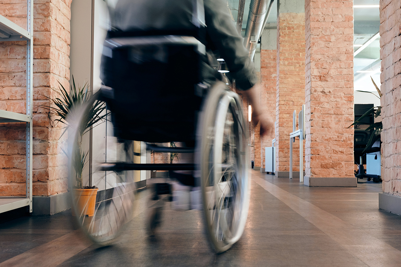 Rollstuhlfahrer im Büro
